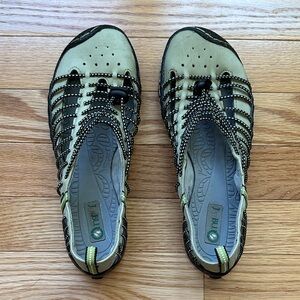 JamBu BAREFOOT Olive and Black Strappy Shoes